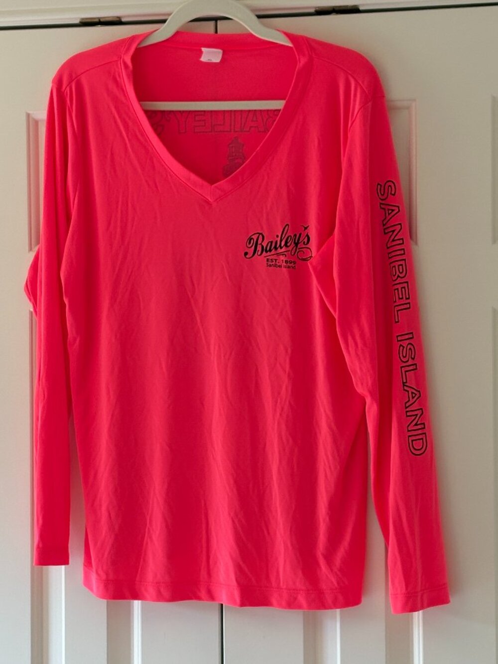 NWOT Bailey's Sanibel Island Women's Performance V-Neck Shirt  Sz XL